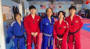 Família de atletas de taekwondo dos EUA salva vizinha de tentativa de estupro